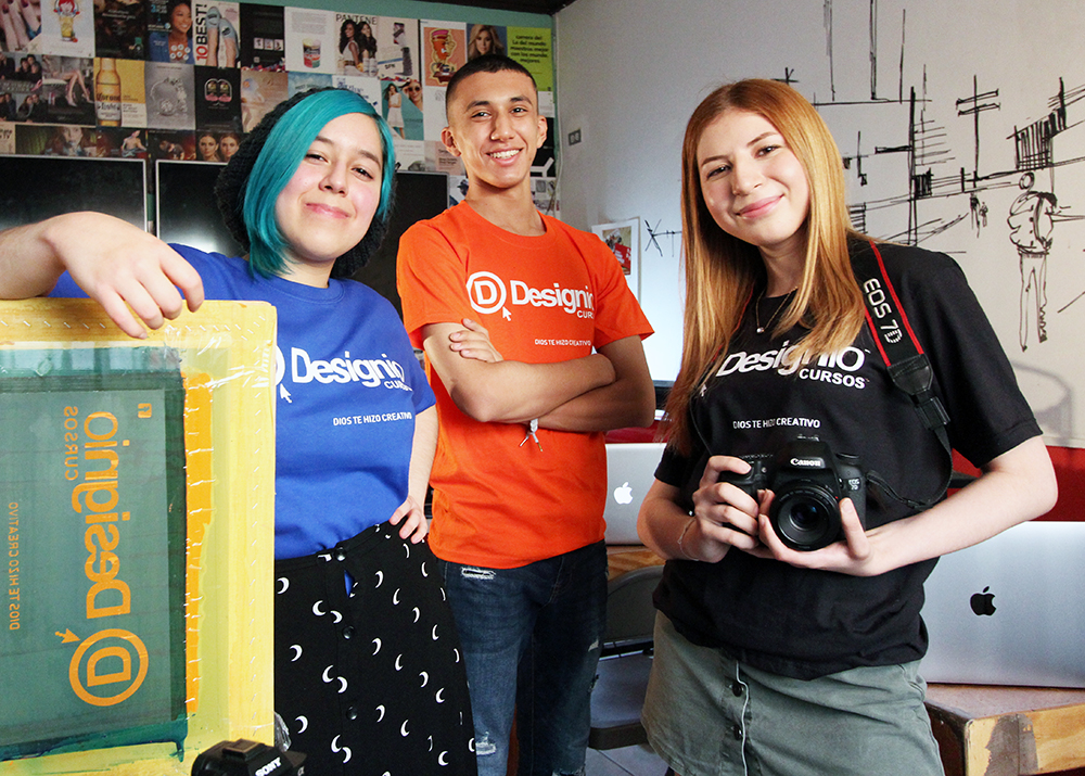 Tres alumnos de Designio con equipo de serigrafía y fotografía